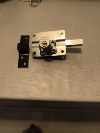 Cerradura de puerta negra