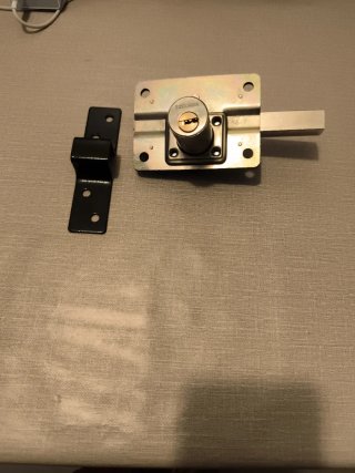 Cerradura de puerta negra