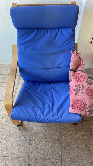 Sillón azul con estructura de madera