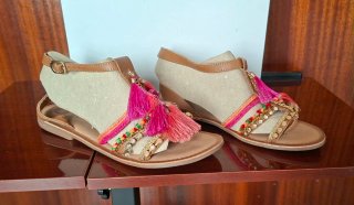 Sandalias Gioseppo piel con pompones Talla 41
