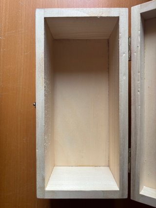 Caja de madera con cierre metálico