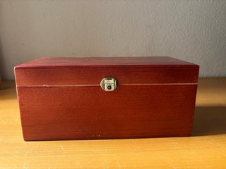 Caja de madera con cierre metálico