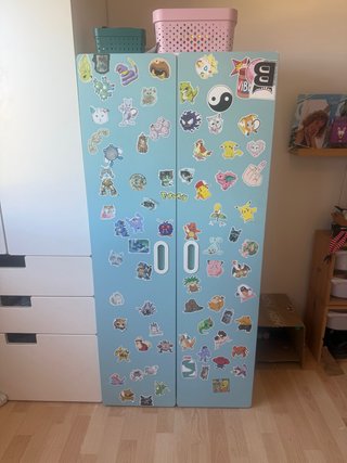 Armario infantil azul con pegatinas IKEA