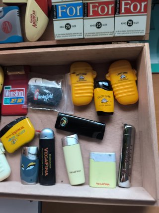 Lotto di accendini vintage e da collezione