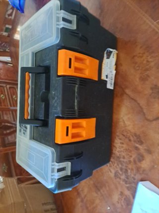 Caja de herramientas negra y naranja