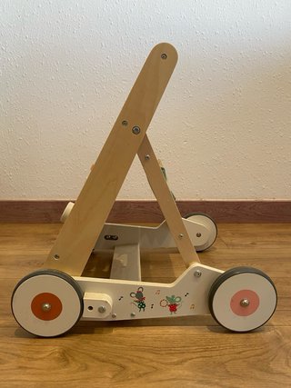 Caminador de madera para bebé con actividades