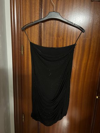 Vestido negro drapeado con pedrería