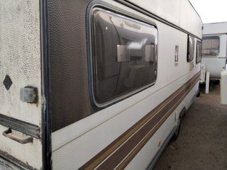 Caravana vacía para restaurar