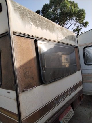 Caravana vacía para restaurar