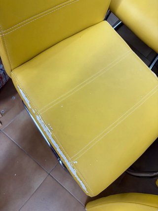 Sillas mostaza con piel deteriorada Son 4