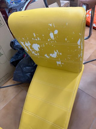Sillas mostaza con piel deteriorada Son 4