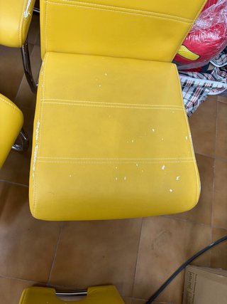 Sillas mostaza con piel deteriorada Son 4