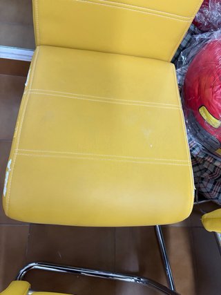 Sillas mostaza con piel deteriorada Son 4