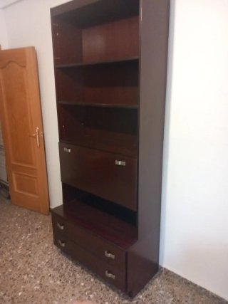 Estantería de madera con puerta abatible y cajones
