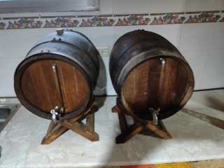 2 Barricas de Vino con Soporte