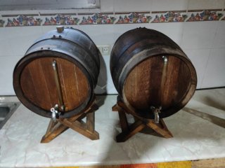 2 Barricas de Vino con Soporte