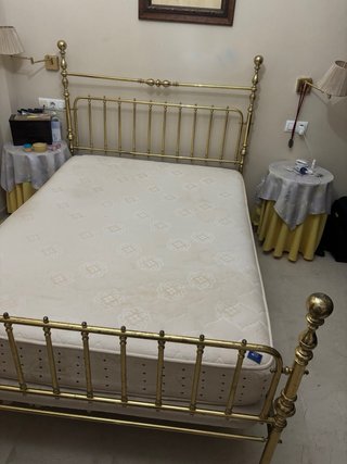 Cama completa latón con colchón beige
