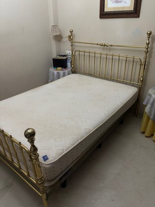 Cama completa latón con colchón beige
