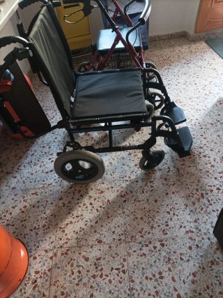 Andador y silla de ruedas lote dos artículos