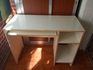 Mesa de escritorio blanca y madera