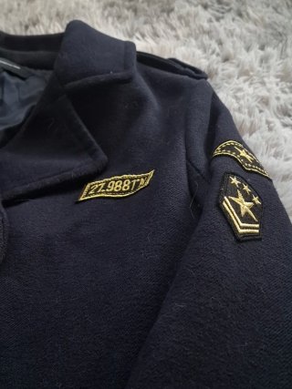 Chaqueta militar Stradivarius con parches.