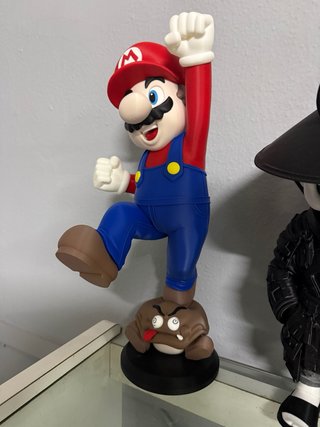 Mario Bros aplastando Goomba | Figura XL 48 cm