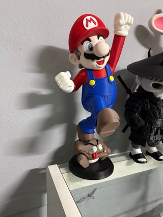 Mario Bros aplastando Goomba | Figura XL 48 cm