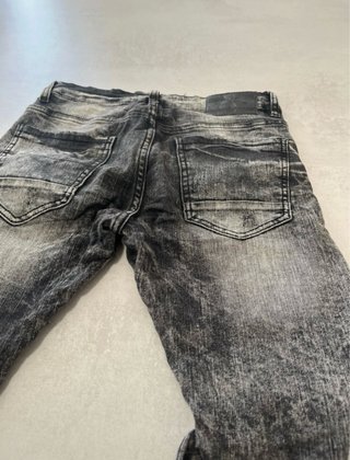 Pantalones vaqueros grises desgastados