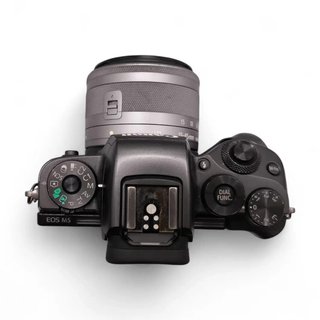 CAMARA CANON EOS M5 PC2258 + OBEJTIVO CANON 15-45MM+ 4 BATERIAS Y 2 CARGADORES