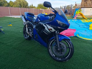 Yamaha R6 Sportbike Azul y Negra