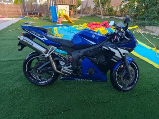 Yamaha R6 Sportbike Azul y Negra