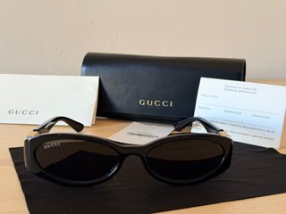 Gafas de sol Gucci negras y doradas