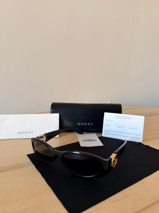 Gafas de sol Gucci negras y doradas