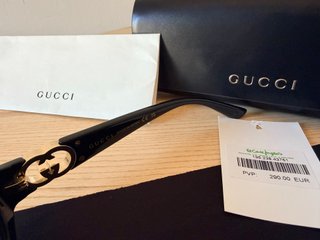 Gafas de sol Gucci negras y doradas