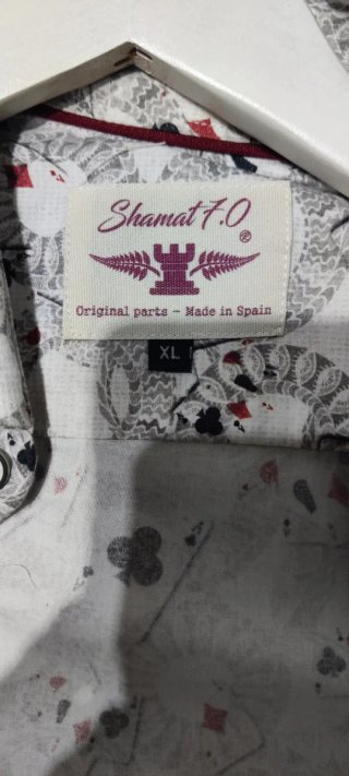 Camisa estampada de cartas de póker.