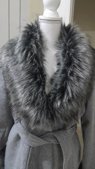 Cappotto grigio con pelliccia sintetica