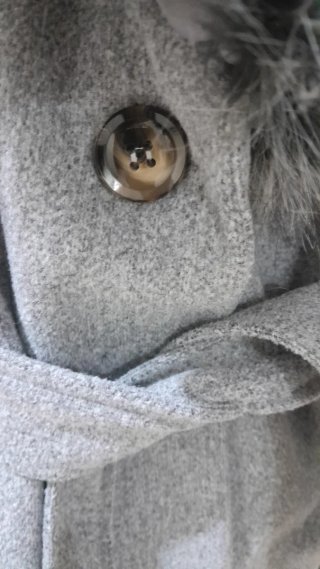 Cappotto grigio con pelliccia sintetica