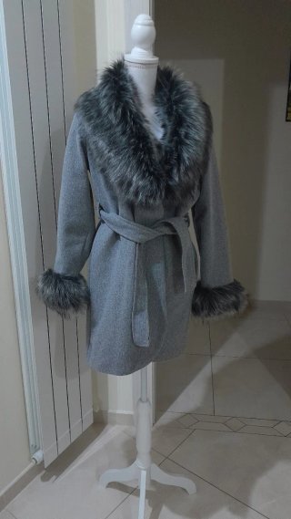 Cappotto grigio con pelliccia sintetica