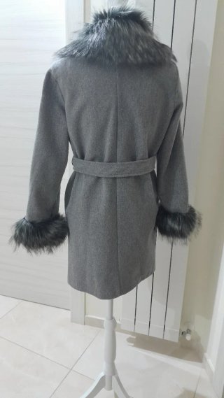 Cappotto grigio con pelliccia sintetica
