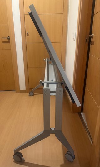 Mesa de escritorio plegable con ruedas