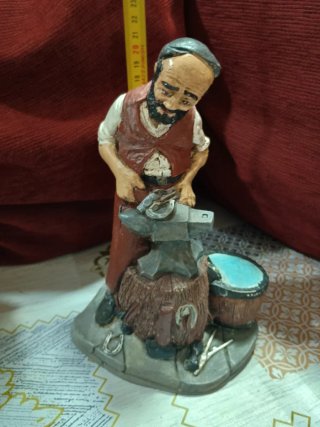 Figura Belén Herrero con Yunque