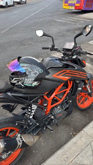 KTM Duke 125 Negra y Naranja