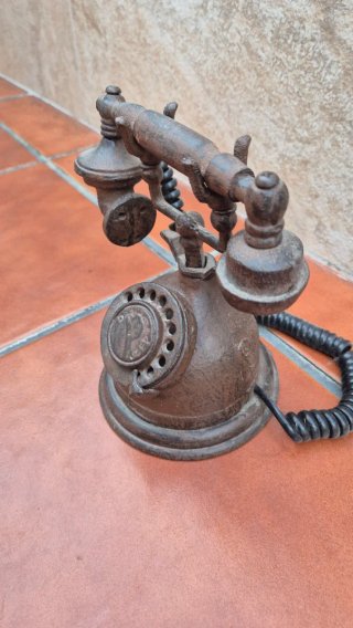 Teléfono antiguo de hierro