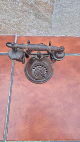 Teléfono antiguo de hierro