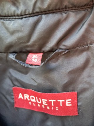 Chaqueta acolchada pone XL pero equivale a una 46