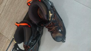 Patines en línea negros y naranjas