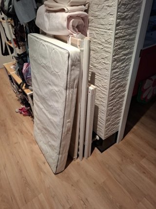 Cuna SUNDVIK IKEA y colchón JÄTTETRÖTT