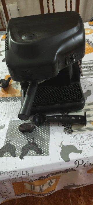 Cafetera Expresso Negra Usada solo una vez