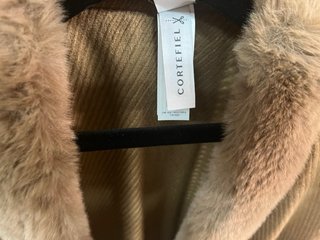Capa beige con cuello y puños de pelo