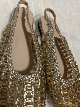 Sandalias doradas tejidas